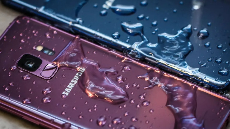 Samsung'a 'Suya Dayanıklı' Telefonlar Hakkında Yanıltıcı Reklam Yaptığı Gerekçesiyle Milyonlarca Dolarlık Ceza