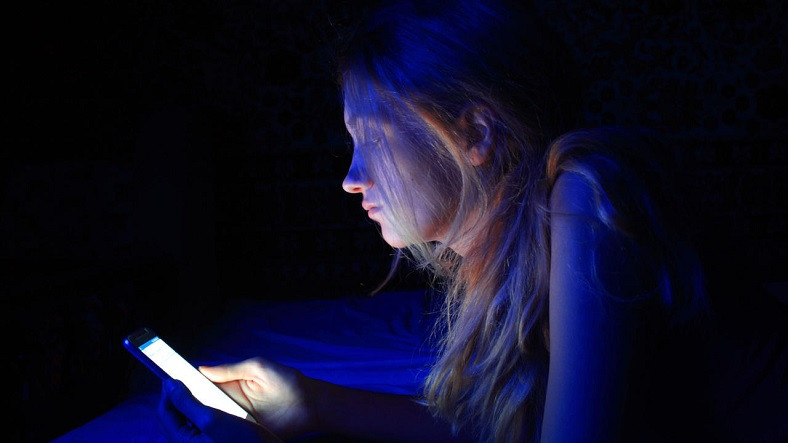 Ekranlardan Sürekli Aldığımız Mavi Işık Vücudunuzu Nasıl Etkiliyor?