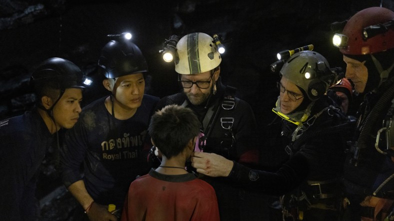 Tayland'da Mağarada Mahsur Kalan Çocukların Gerçek Hikayesini Anlatan 'Thirteen Lives' Filminden İlk Fragman Geldi!