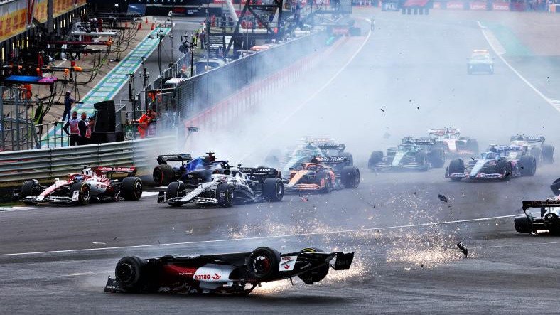 F1 Britanya Grand Prix’te Büyük Kaza! Kırmızı Bayraklı Kazada ‘Halo’ Sayesinde Hayatta Kaldı (Video)