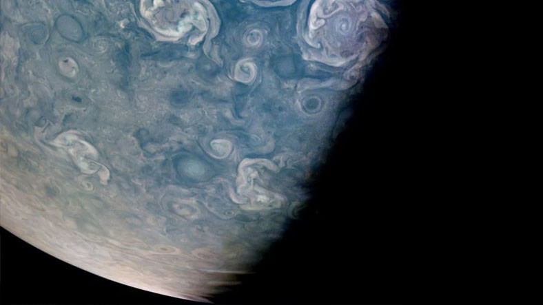 Jüpiter'in Kuzey Kutbu'ndan Fırtına Dolu Fotoğraf Paylaşıldı: Her Biri Yüzlerce Kilometre!