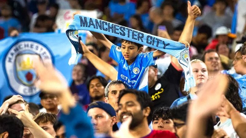 Manchester City, Taraftarların 'Hislerine Tercüman Olacak' Bir Akıllı Atkı Geliştiriyor: Ruh Halinizi Takip Edecek