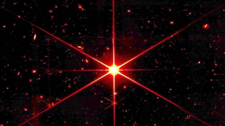 Normalde Küre Şeklinde Olan Yıldızlar Uzay Fotoğraflarında Neden 8 Uçlu Görünür?