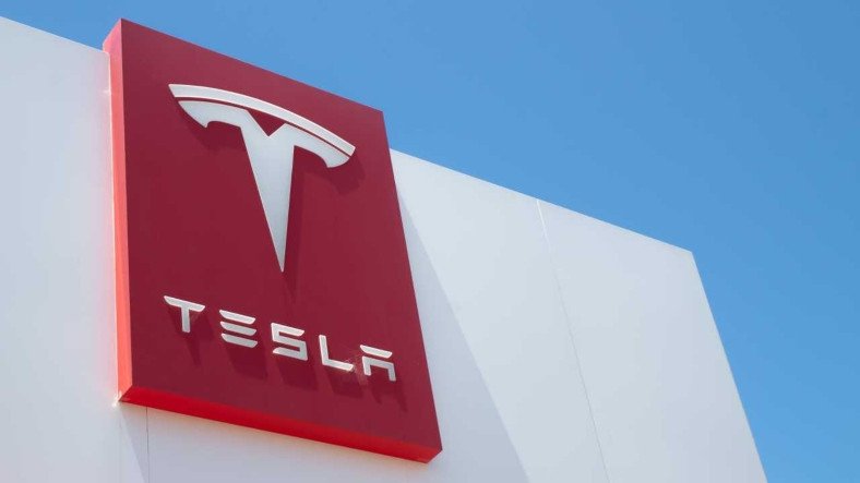Kaliforniyalı İdarecilerden Tesla'ya Süpriz Suçlama: Otonom Sürüş Konusunda Yalan Reklam