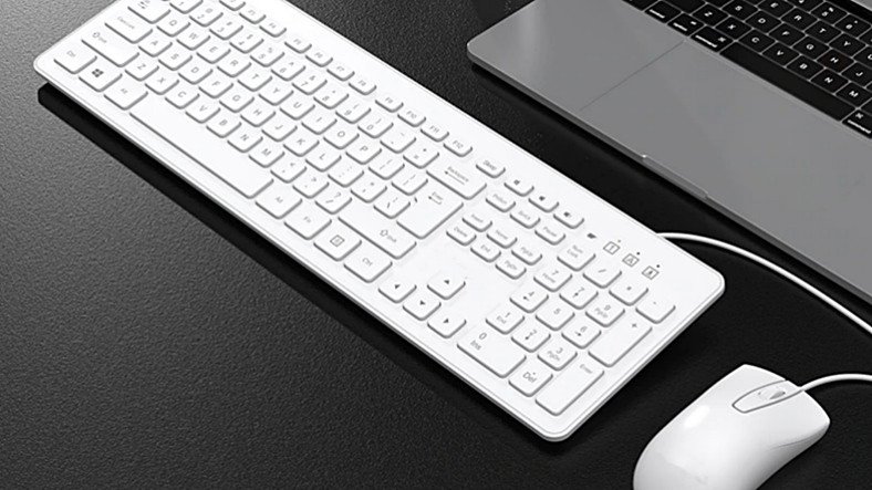 Bilgisayar Kullanıcılarını İkiye Bölen Tartışma: Klavye ve Mouse'da Tasarım mı Önemli Ergonomi mi?