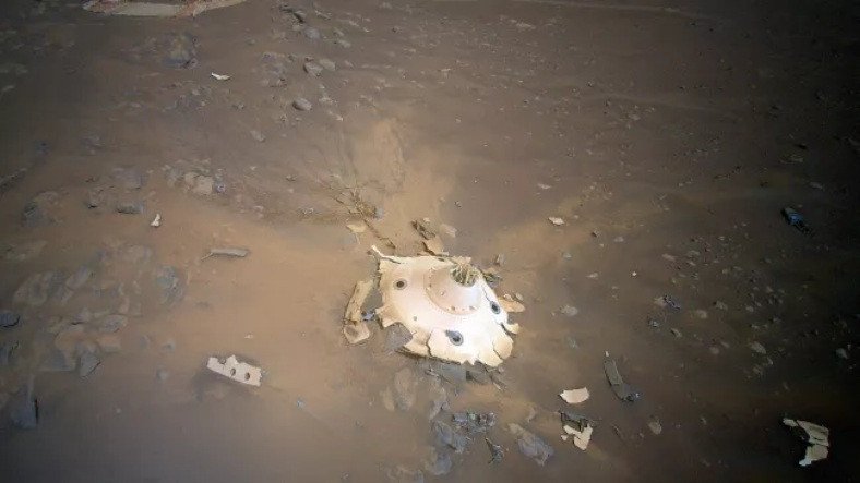 Mars Aracı Perseverance, Bu Kez de Kendi Yıkıntısının Fotoğrafını Çekti (Bari Mars Temiz Kalsaydı)