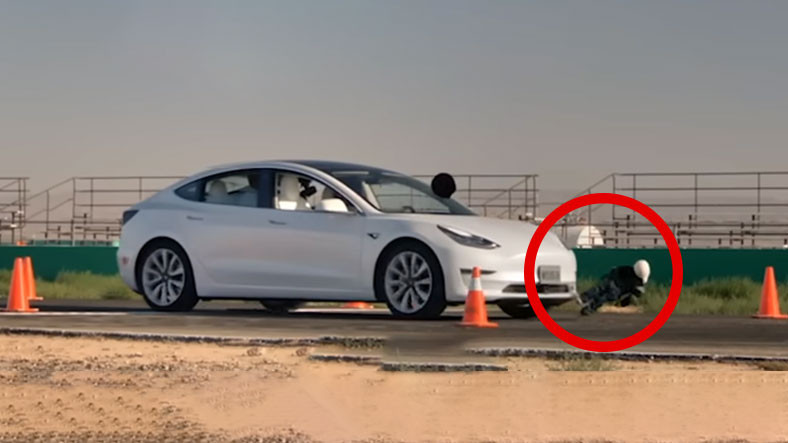Tesla'nın Otonom Sürüş Sistemi 'Çocuk Yaya' Testinden Geçemedi: Bu Görüntüler İyi ki Gerçekte Yaşanmamış! [Video]