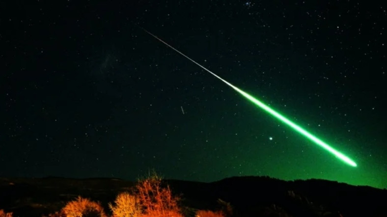 Yeni Zelanda'ya Yağan Fosforlu Yeşil Meteorların Sırrı Açıklandı (Hayır, Bilim Kurgu Filmi Çekimleri Değil)