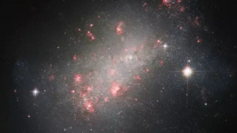 Hubble Uzay Teleskobu Gizemli Bir Galaksiyi Görüntüledi: Diğerlerine Hiç Benzemiyor