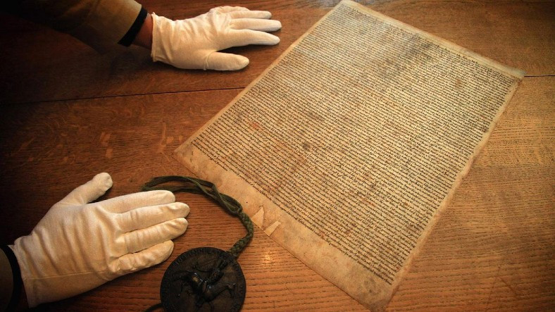 Kralın Yetkilerini Sınırlayarak Bugünkü Hukuk Sisteminin Temellerini Atan, Tarihin İlk Yazılı Anayasası: Magna Carta Libertatum