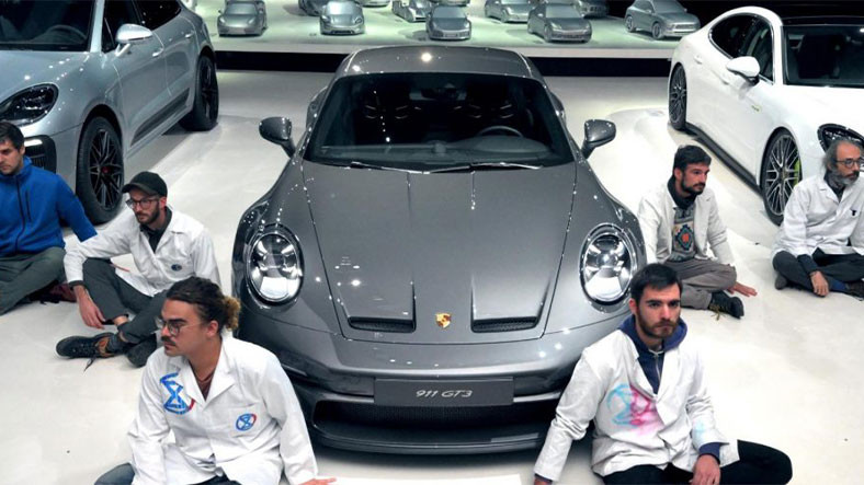 Aktivistler Şimdi de Porsche’yi Hedef Aldı: Protesto Uğruna Altlarına Yaptılar!