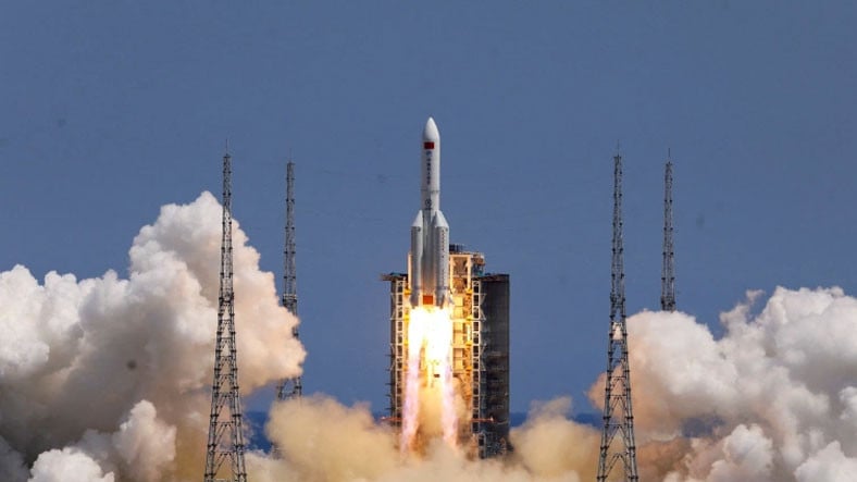 Çin Bildiğimiz Gibi: 23 Tonluk Dev Roket Parçası Kontrolden Çıktı, Dünya'ya Düşüyor