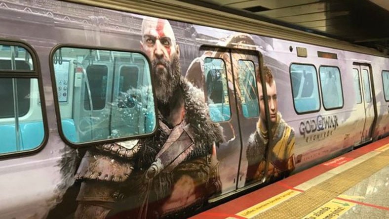 İstanbul'daki 'God of War' Reklamı Çok Yanlış Anlaşıldı: "Yunan Tanrısının Resimleri Metrolara Asıldı"
