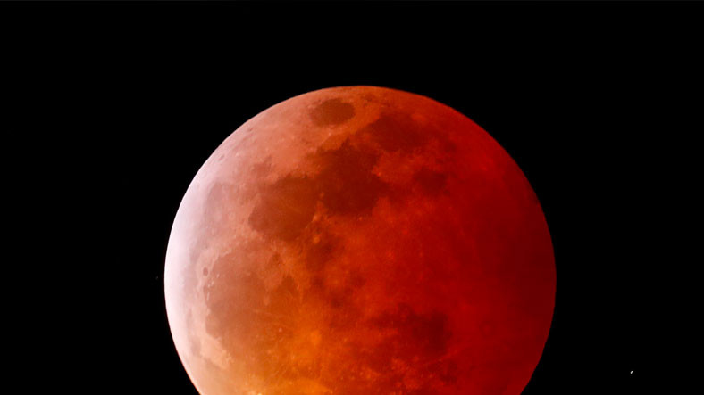 'Kanlı Ay Tutulması' Yarın Gerçekleşecek: 2025'e Kadar Bir Daha Olmayacak!