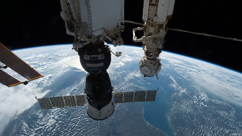 Uluslararası Uzay İstasyonu'ndaki Rus Aracından Sıvı Sızdı: Astronotların Planları İptal Oldu! [Video]