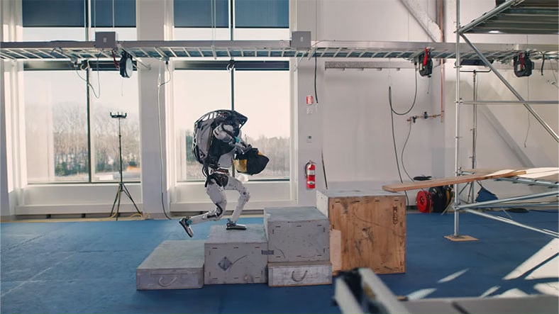 Boston Dynamics'in İnsansı Robotu Bu Kez Taklacı Usta Çırağı Oldu [Video]