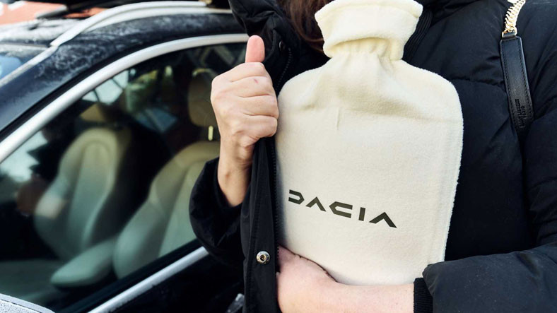 Dacia, Aylık Abonelikle Isıtmalı Koltuk Sunan BMW ile Dalga Geçmek İçin Müşterilerine Sıcak Su Torbası Hediye Etti