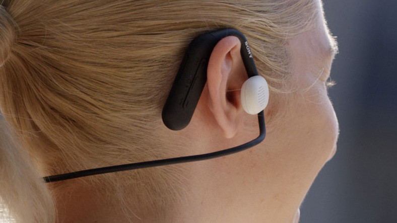 Sony, İlginç Tasarımlı Sporcu Kulaklığını Tanıttı: Adeta Kulaklık Değil Mini Hoparlör!