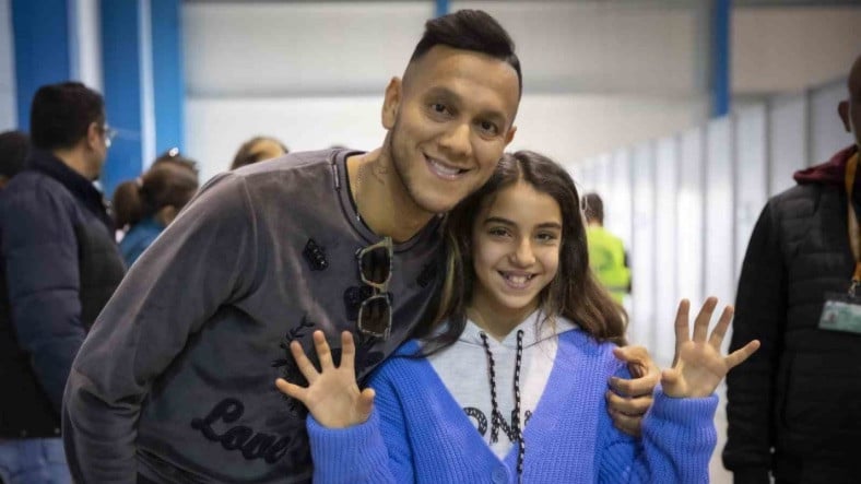 Pek Çok Sporcunun İmzalı Forması ve Şampiyonluk Kupası Açık Arttırmayla Satışa Çıktı: Josef de Souza, Depremden Etkilenen Bir Kız Çocuğunu Evlat Edinecek
