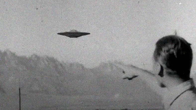 Eski İstihbarat Yetkilisinden Bomba Savlar: ABD, Yıllardır UFO Toplayıp İnceliyor!