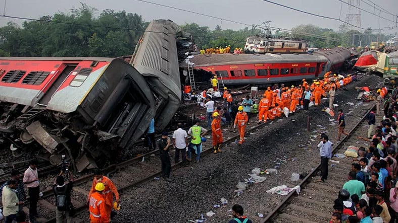 Hindistan'da Tarihi Tren Kazası: 280 Meyyit, 900 Yaralı - Webtekno