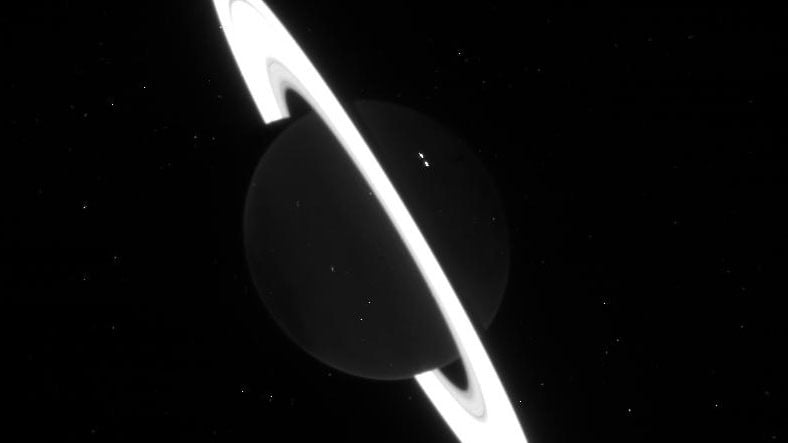 Satürn'ün Halkalarının, Uzaydaki Bir Florasan Üzere Gözüktüğü Bir Fotoğrafı Paylaşıldı