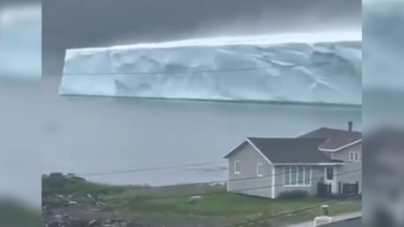 Kanada'da Bir Kasabanın Kıyısına Devasa Buz Dağı Yanaştı (Merak Etmeyin, Her Şey Normal)
