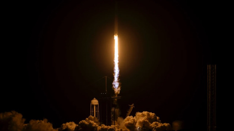 Space X, 4 Astronotu Daha Uzaya Gönderdi: Misyonun 6 Aydan Uzun Sürmesi Bekleniyor