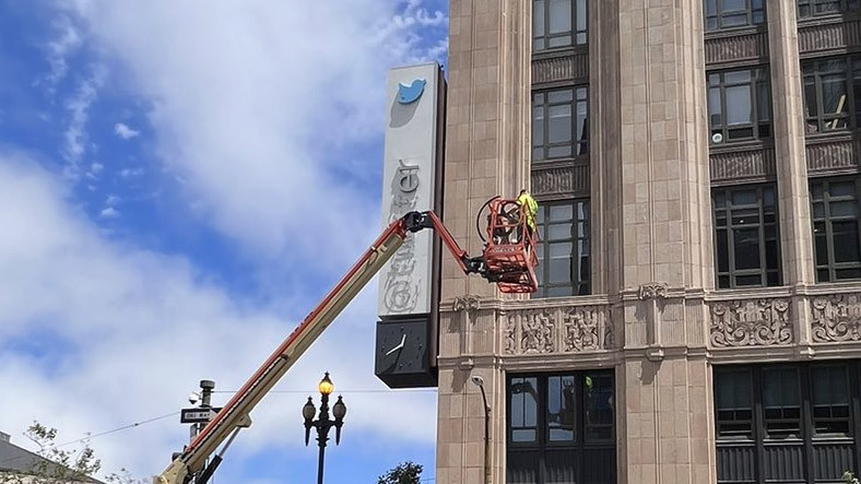 Twitter, Eski Logosunu Genel Merkezden Kaldıramadı: Polis Durdurdu!