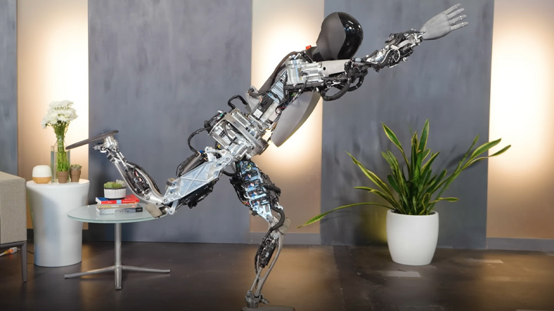 İnsansı Robot Tesla Optimus'tan Yeni Görüntü: Artık de Yogaya Başlamış...