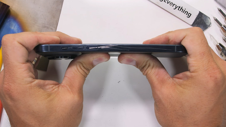 iPhone 15 Pro Max'in Camı, Bükülme Testinde Tuz Buz Oldu [Video]