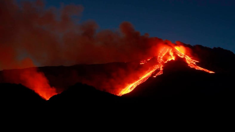 Evvel Japonya, Artık de İtalya ve İzlanda... Dünyanın Dört Bir Yanındaki Volkanlar Neden Durup Dururken Faaliyete Geçti?