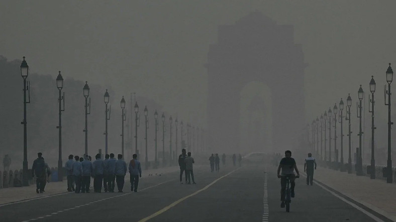 Hindistan'ın Başşehrinde Hava Kirliliği Yüzünden Hayat Neredeyse Durdu: İnşaatlar Yasaklandı, Okullar Kapatıldı