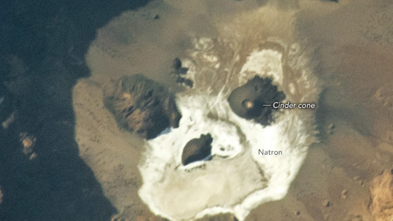 NASA, Uzaydan Bakıldığında Bir Yüz Üzere Görünen, Değişik Bir Kayalık Fotoğrafı Paylaştı