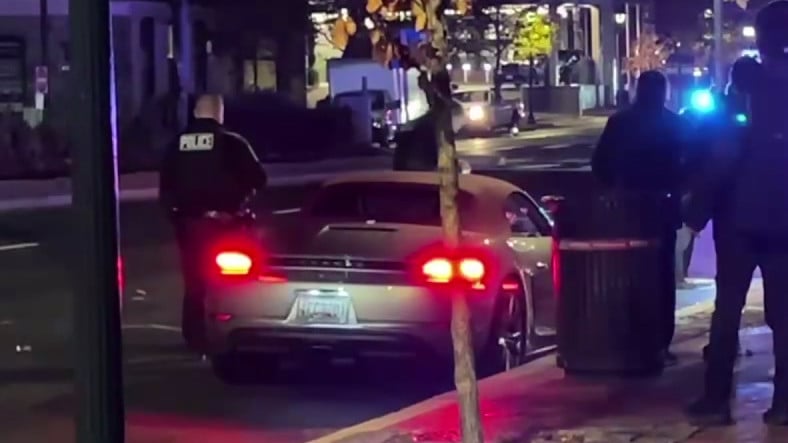 Porsche Çalmaya Çalışan Hırsızlar, Manuel Vites Kullanmayı Bilmedikleri İçin Arabayı Bırakıp Kaçtılar [Video]